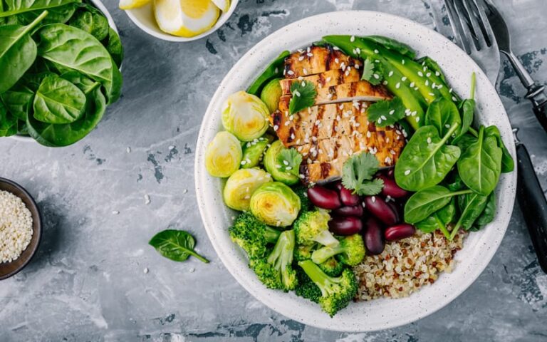 7 opções saudáveis de alimentos para comer à noite quando está com fome