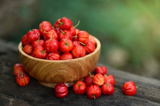 Benefícios da acerola: conheça as poderosas propriedades nutricionais desta superfruta.