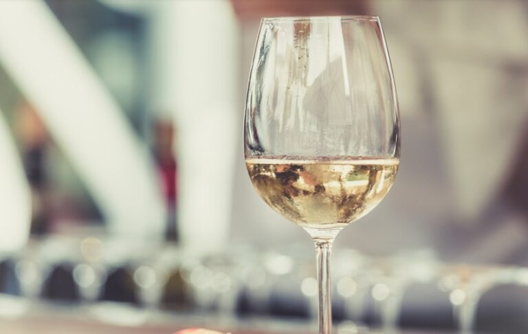 Imagem de uma garrafa de vinho verde